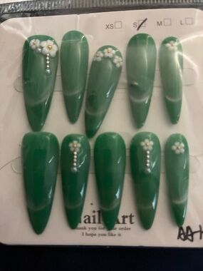 Green Marbled Press-On Nails with Daisy Accent